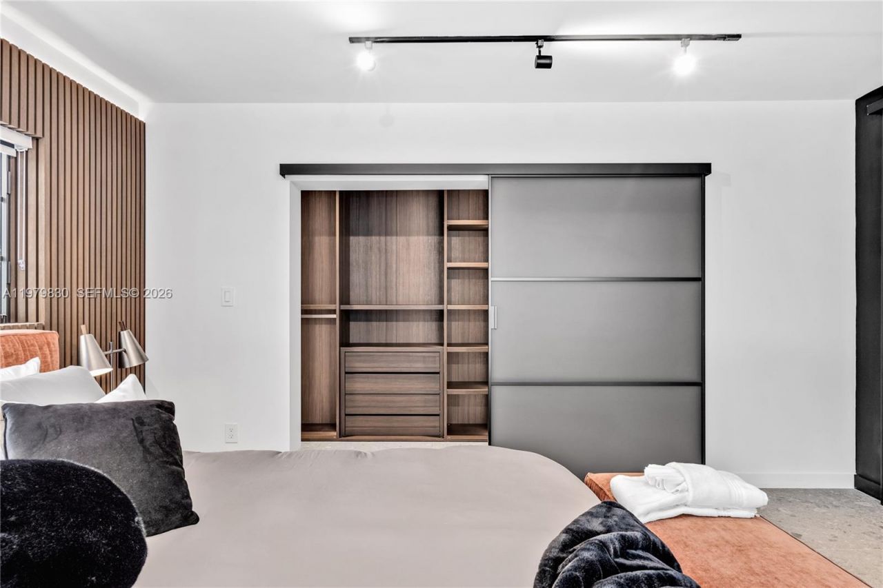 2500 Bayview Dr , Fort Lauderdale, FL 33305 Photo