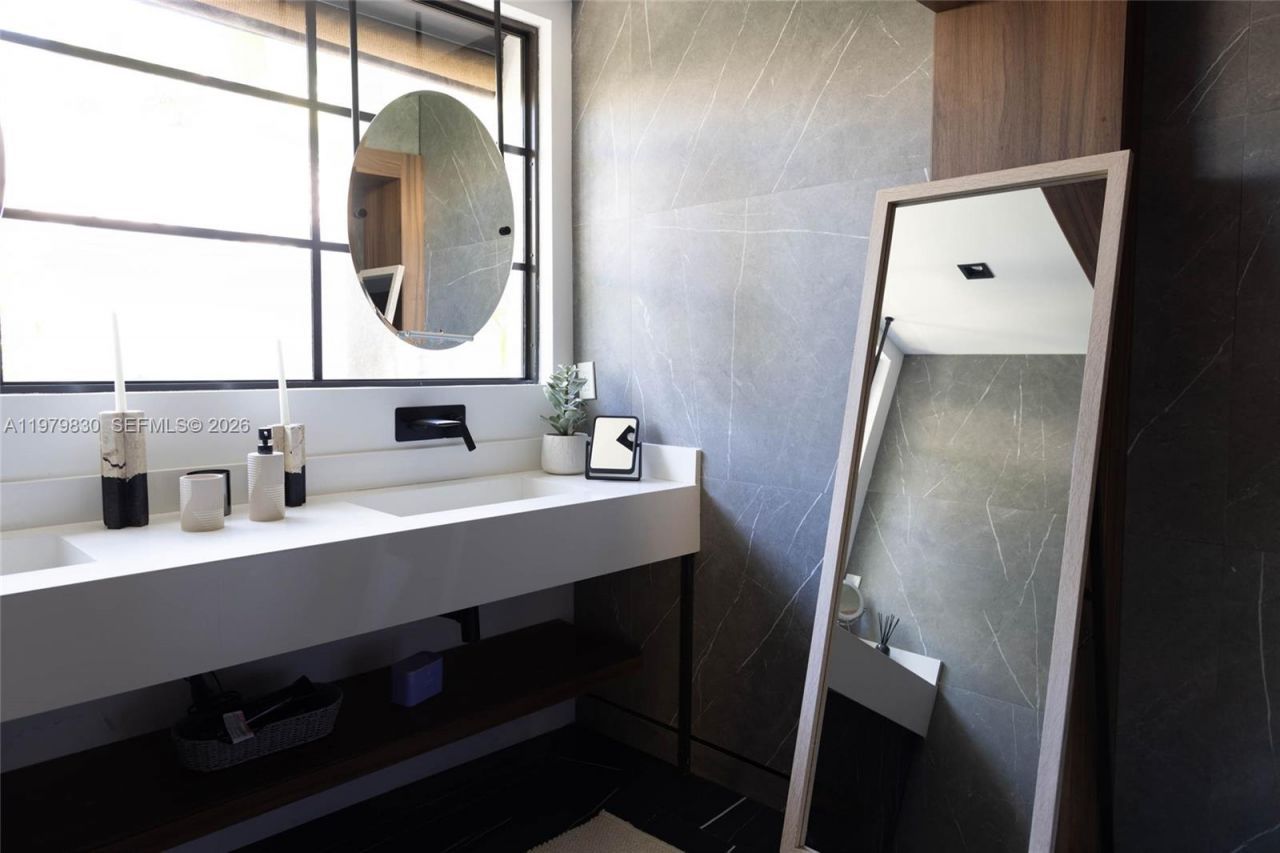 2500 Bayview Dr , Fort Lauderdale, FL 33305 Photo