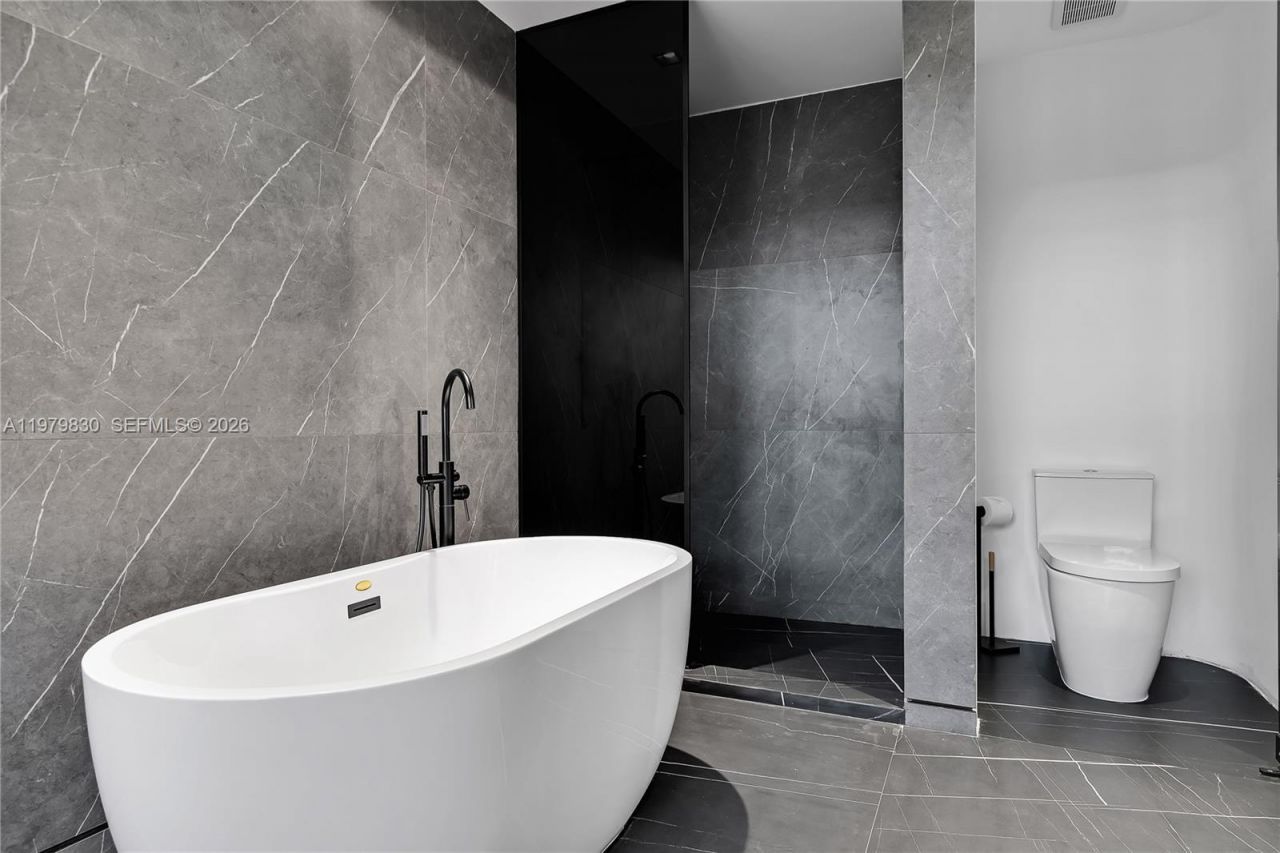 2500 Bayview Dr , Fort Lauderdale, FL 33305 Photo