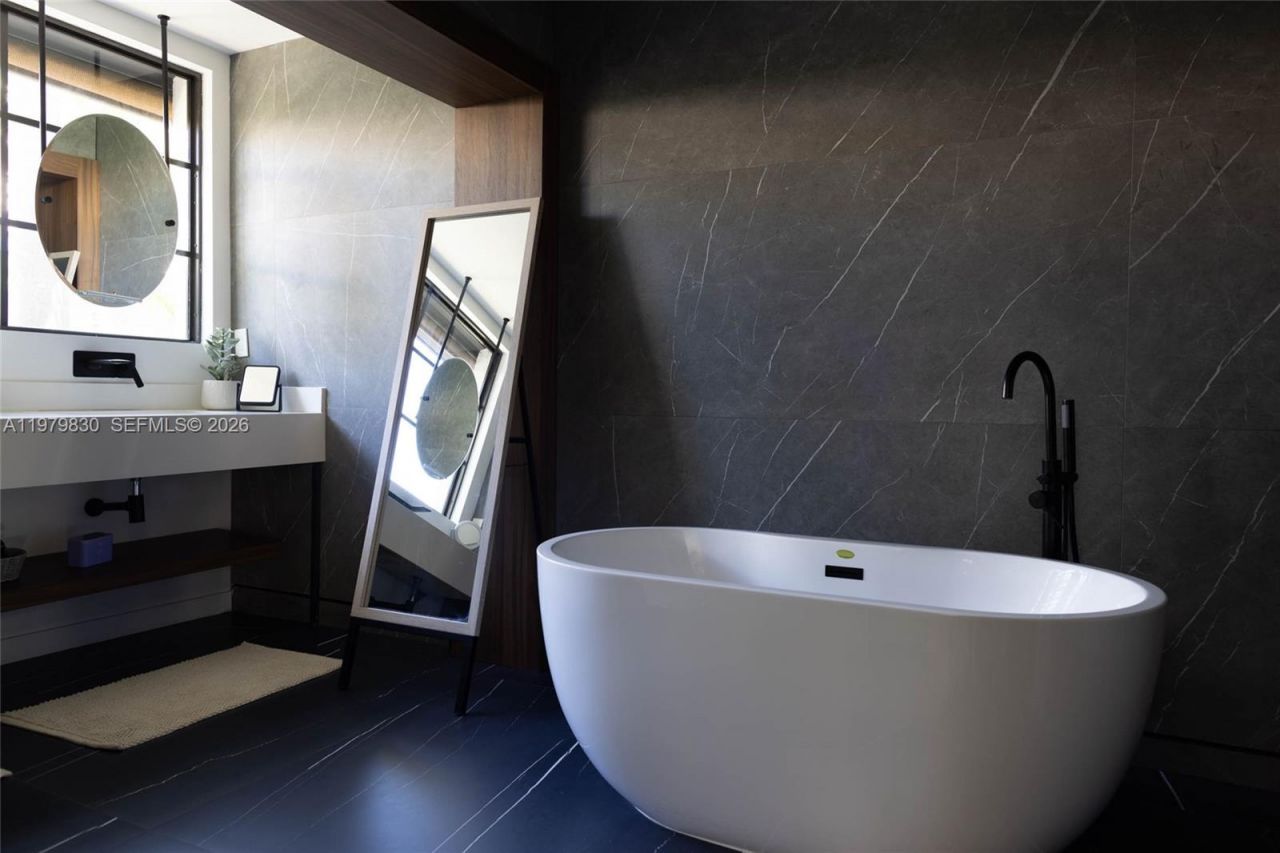 2500 Bayview Dr , Fort Lauderdale, FL 33305 Photo