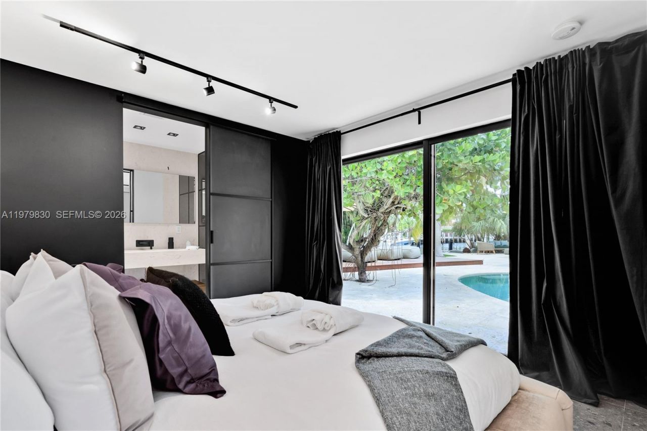 2500 Bayview Dr , Fort Lauderdale, FL 33305 Photo