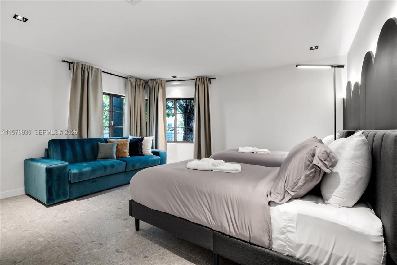 2500 Bayview Dr , Fort Lauderdale, FL 33305 Photo