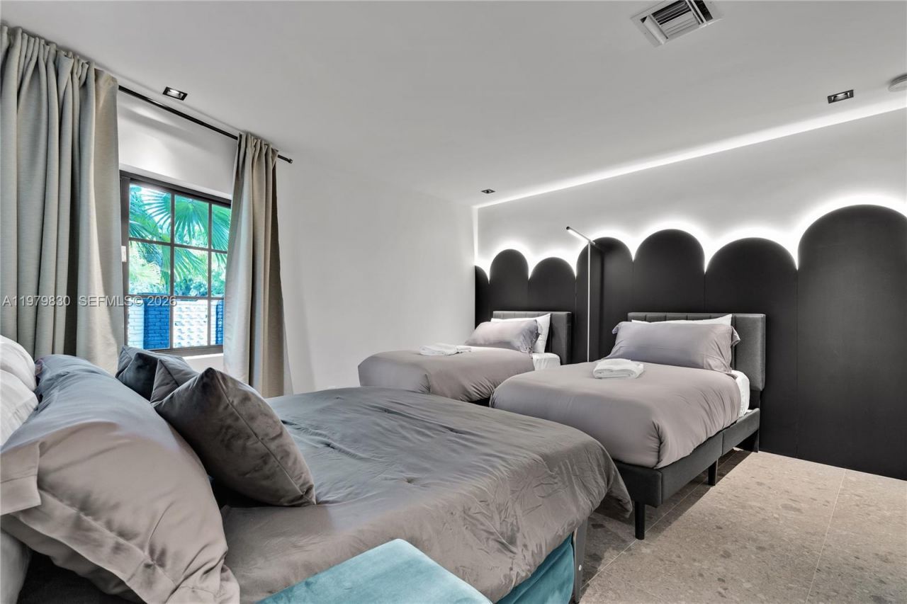 2500 Bayview Dr , Fort Lauderdale, FL 33305 Photo