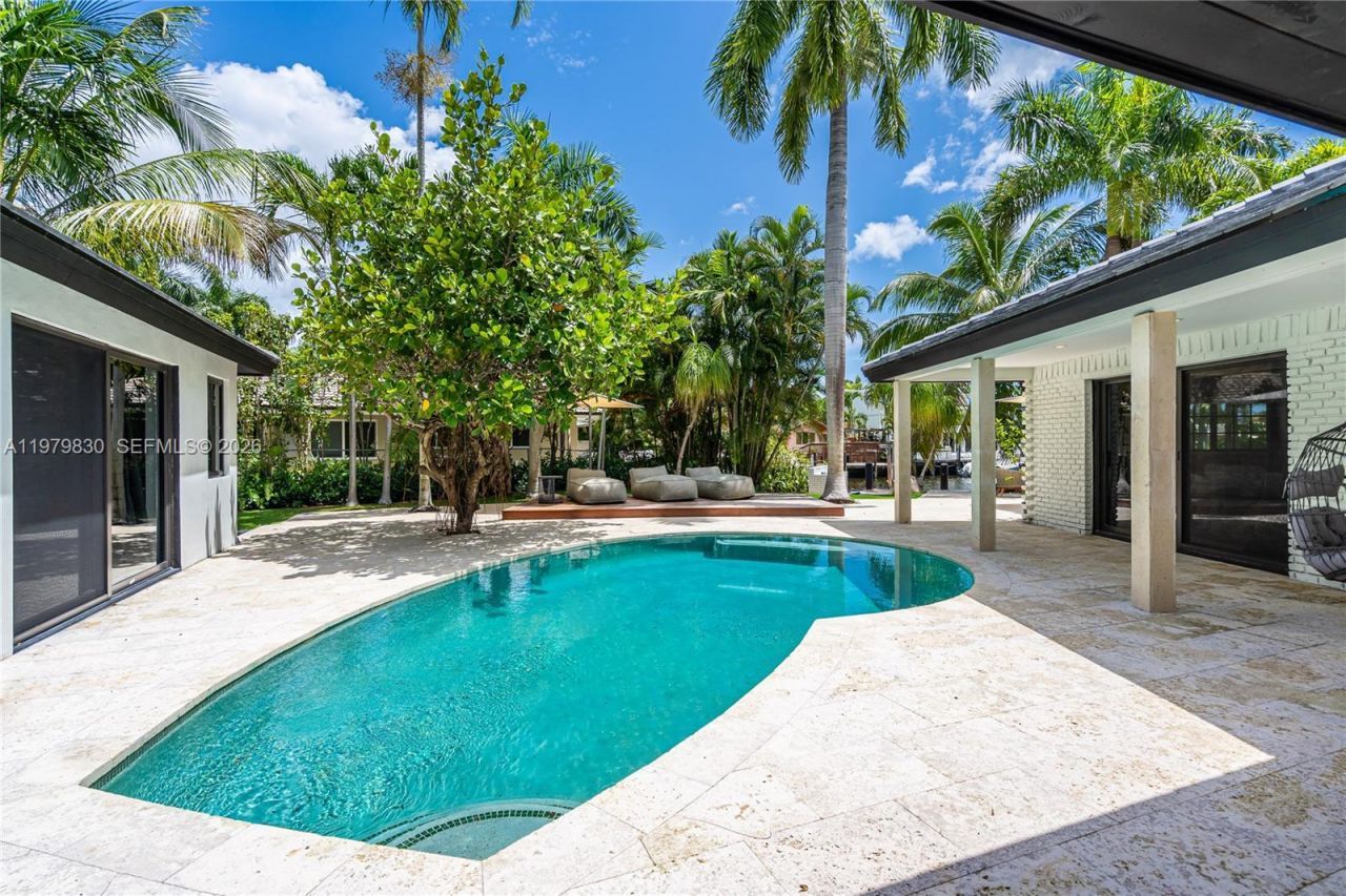 2500 Bayview Dr , Fort Lauderdale, FL 33305 Photo