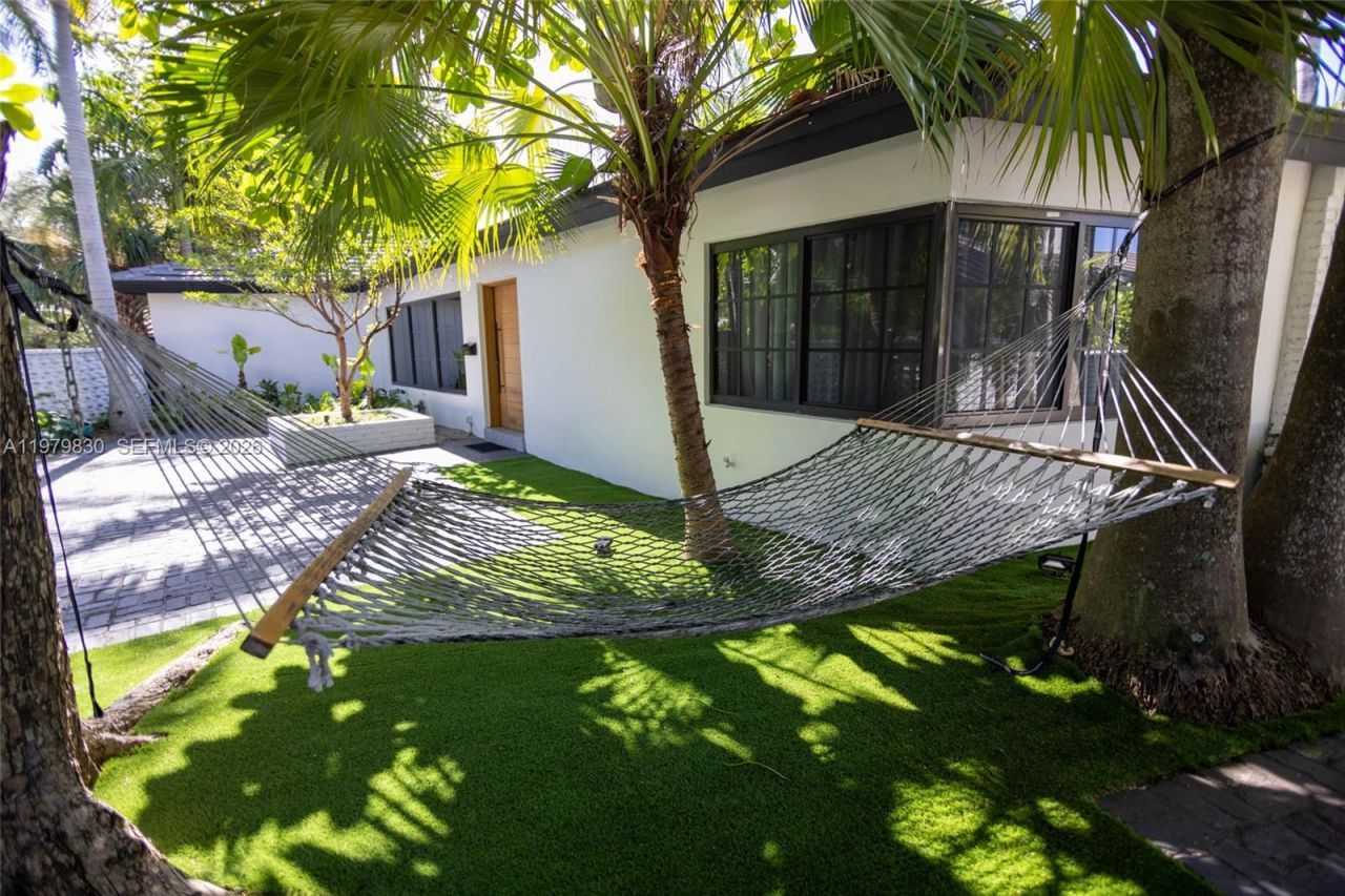 2500 Bayview Dr , Fort Lauderdale, FL 33305 Photo