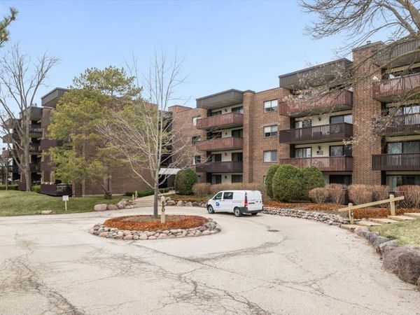 690 Chandler Road , Unit 211, Gurnee, IL 60031