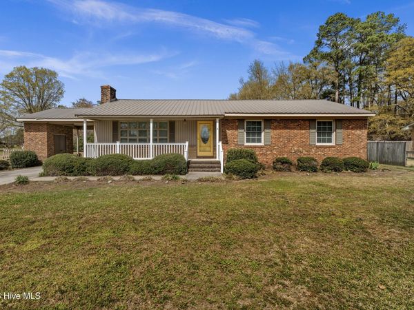 129 Pineland Avenue , Mount Olive, NC 28365