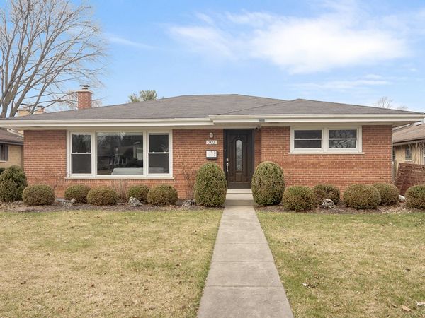 702 W Lonnquist Boulevard , Mount Prospect, IL 60056