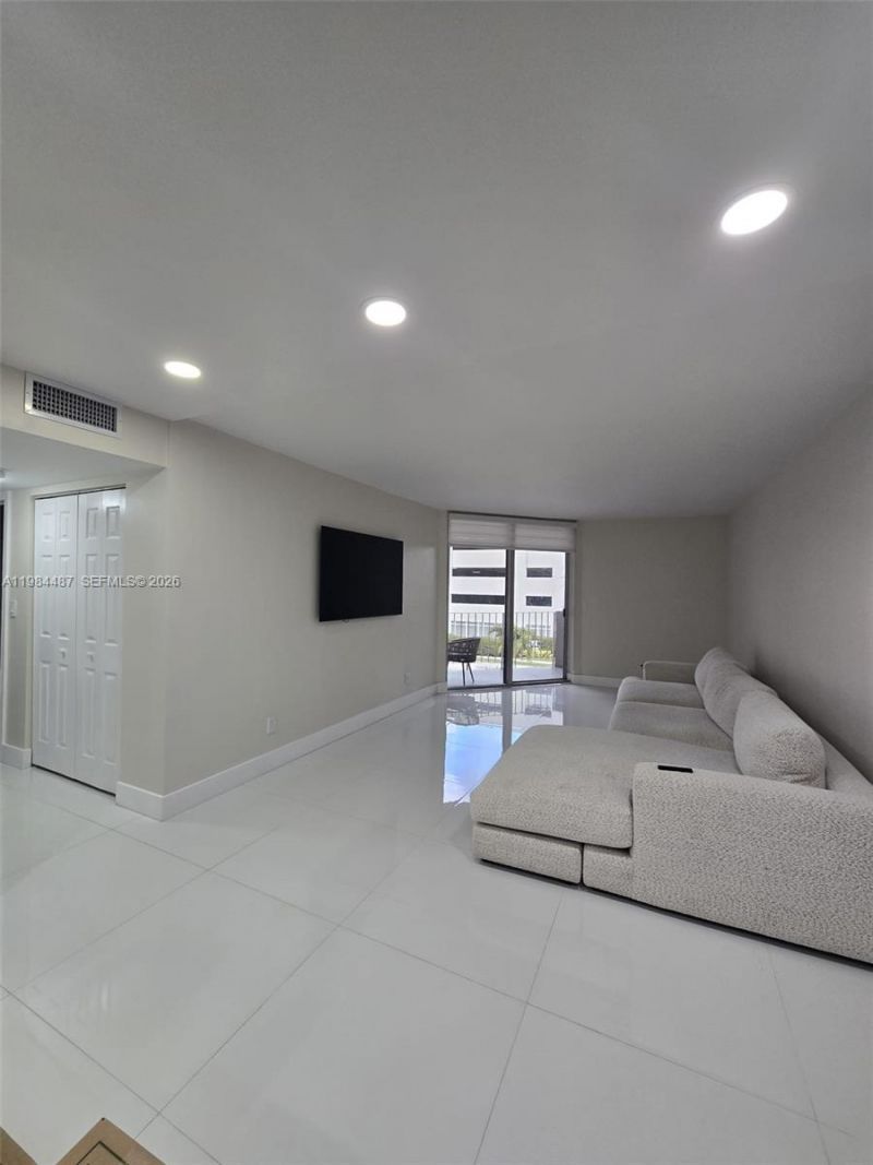 1750 W 46th St, Unit 311, Hialeah, FL 33012 Photo