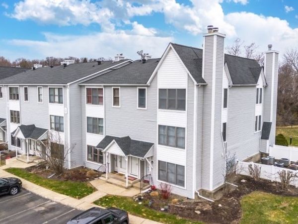 54 Burlington Ct, Hamburg, NJ 07419