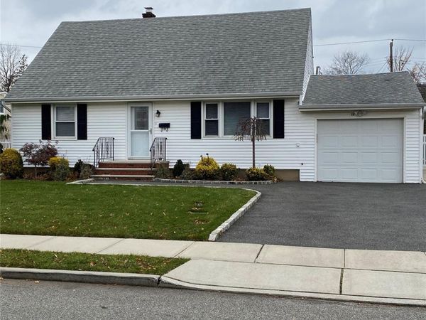 25 Woodhollow Road , Albertson, NY 11507