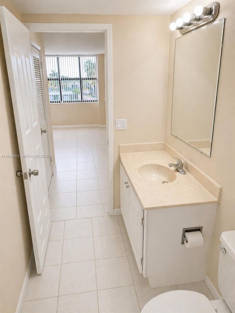 2500 Parkview Dr, Unit 509, Hallandale Beach, FL 33009 Photo