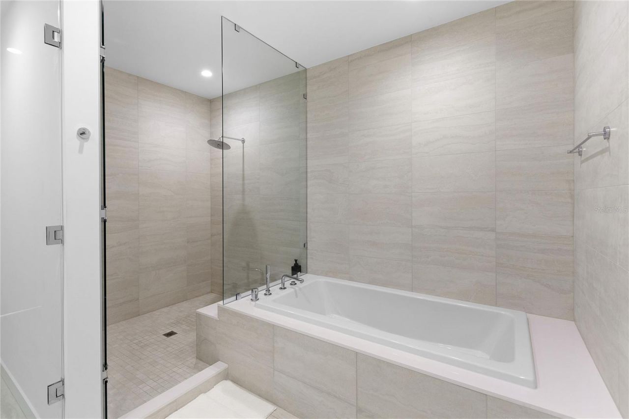 301 Quay Commons, Unit 509, Sarasota, FL 34236 Photo