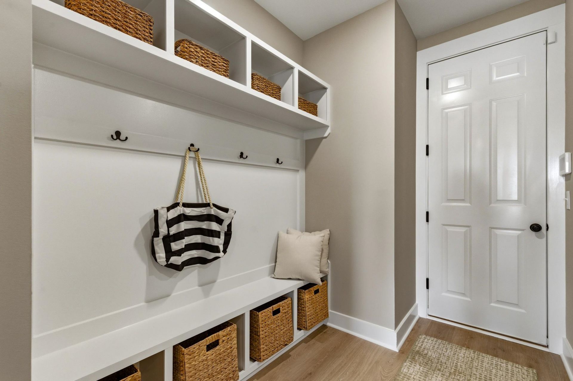 3077 Claredon St Photo 12