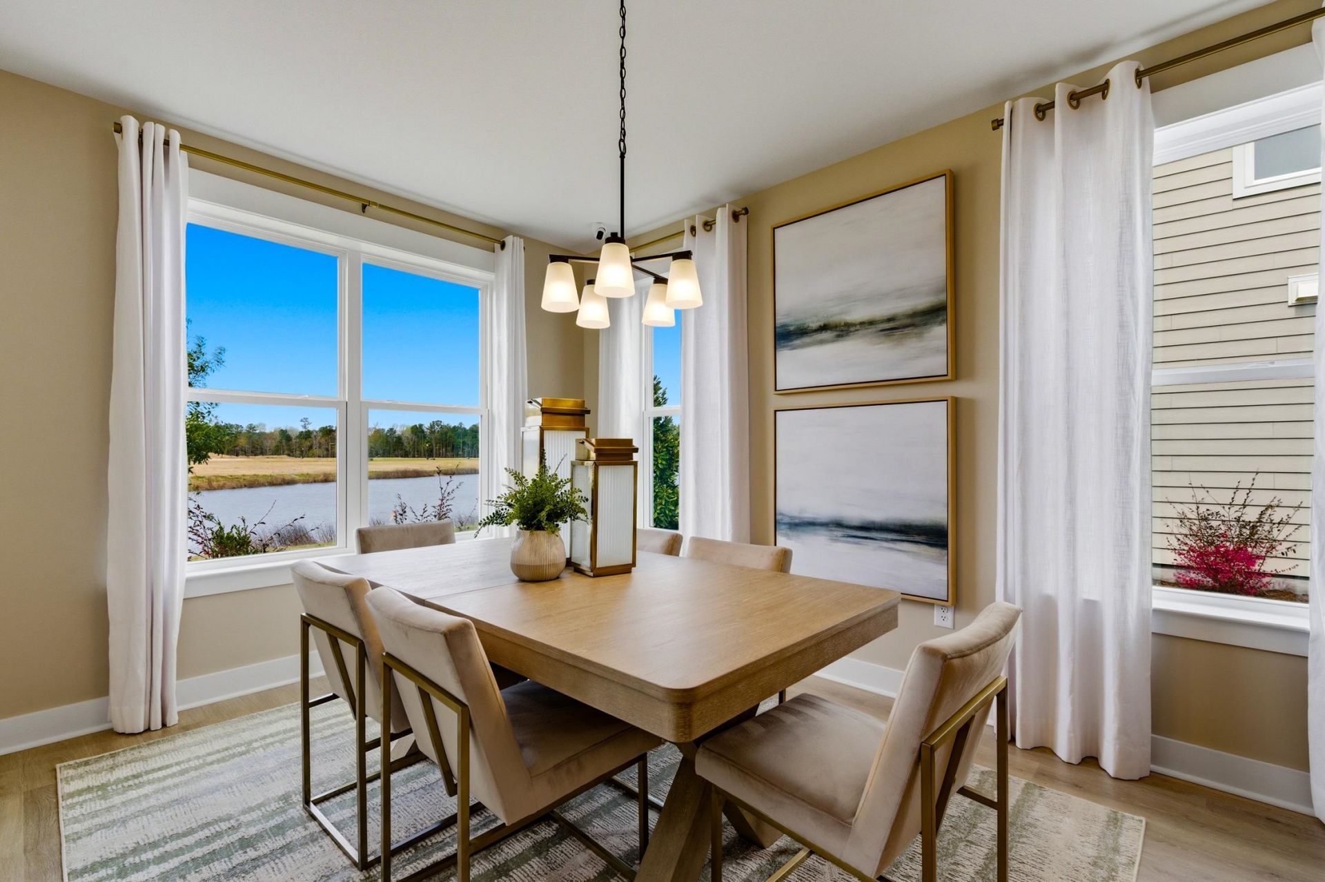 3077 Claredon St Photo 14