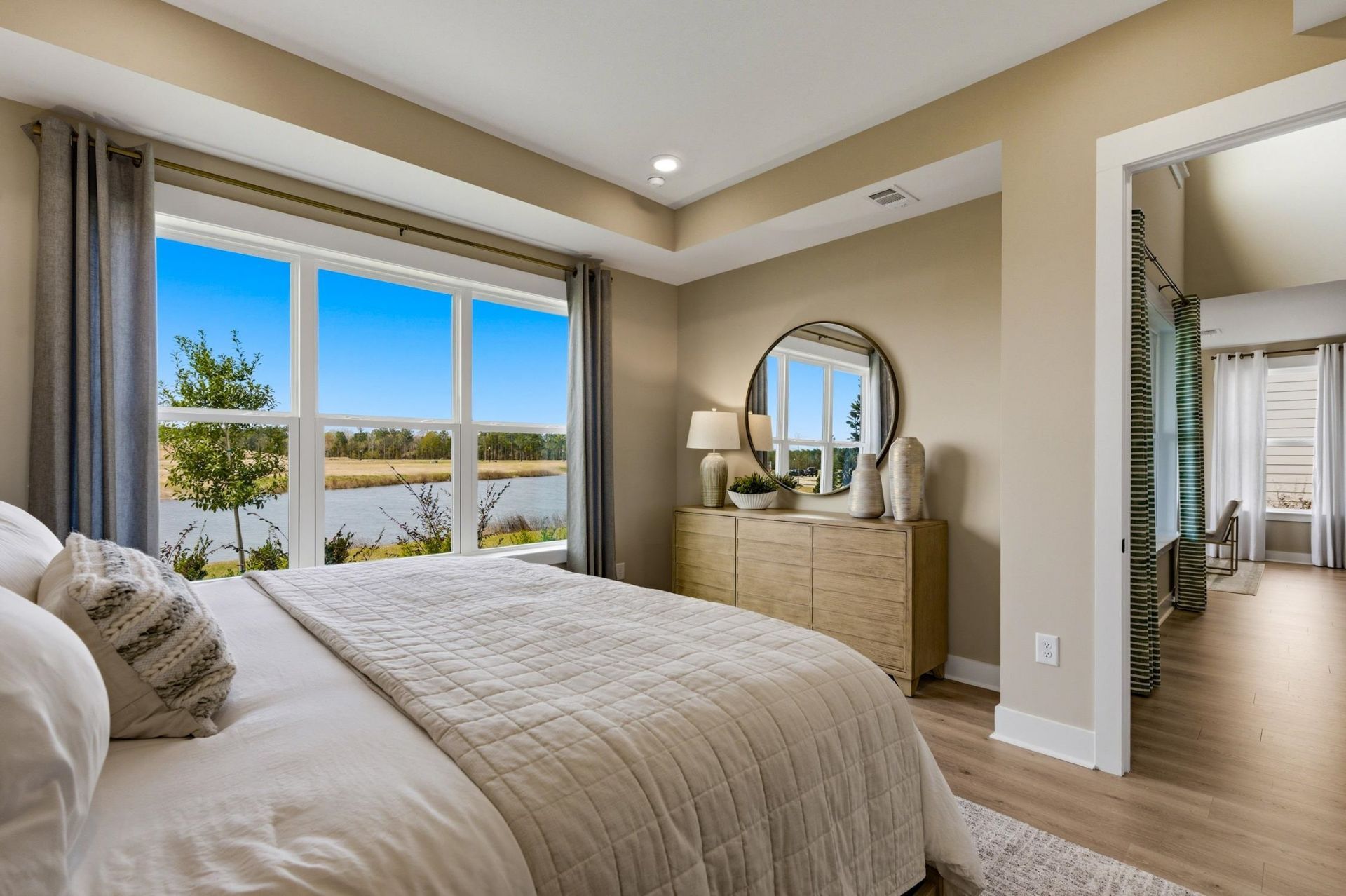 3077 Claredon St Photo 16