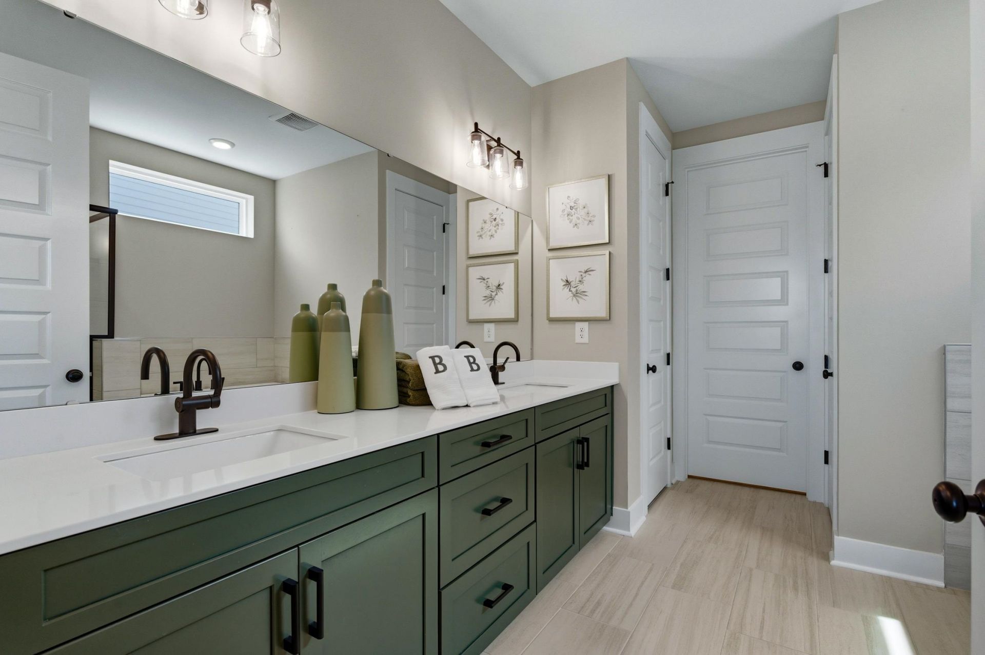 3077 Claredon St Photo 17