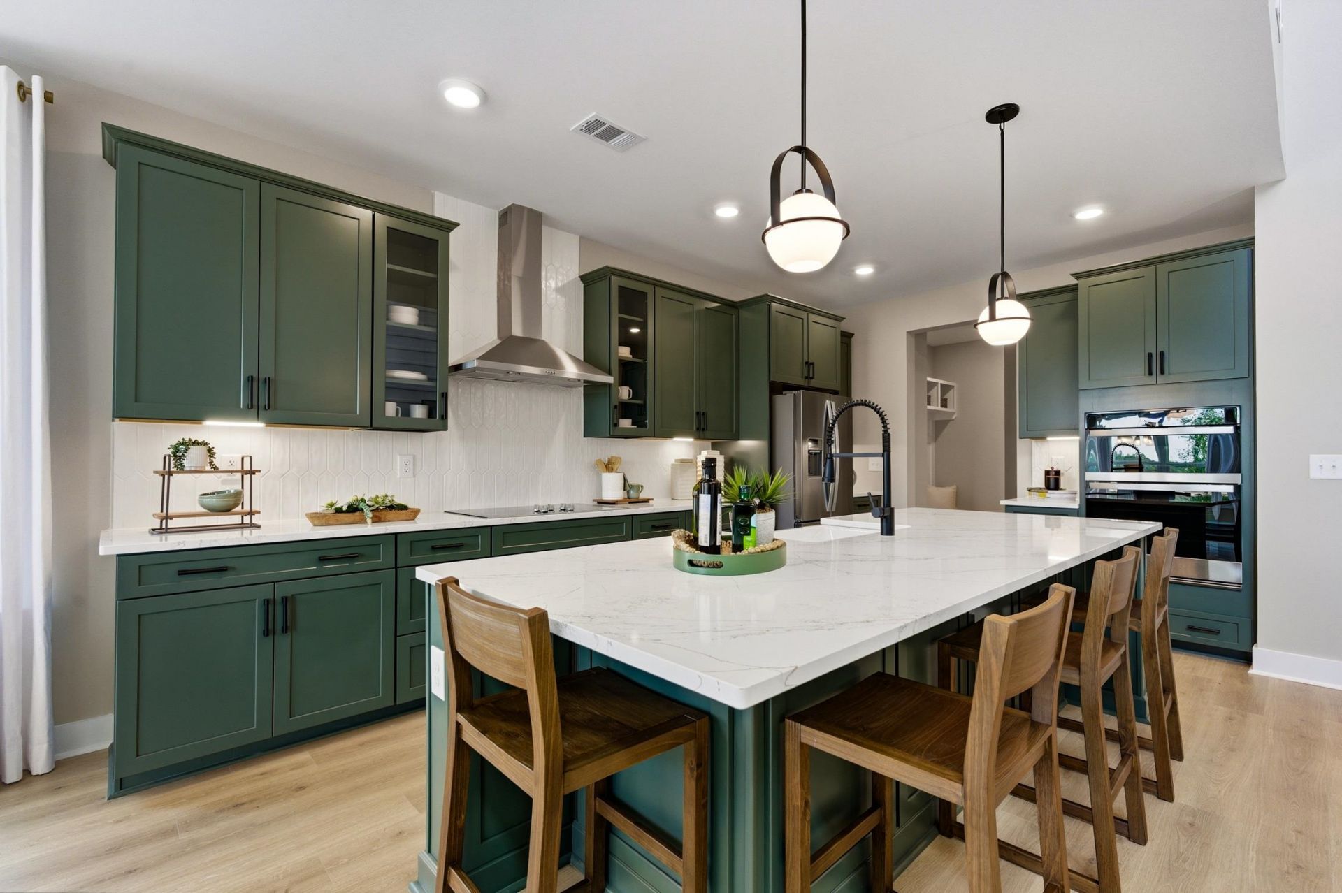 3077 Claredon St Photo 8