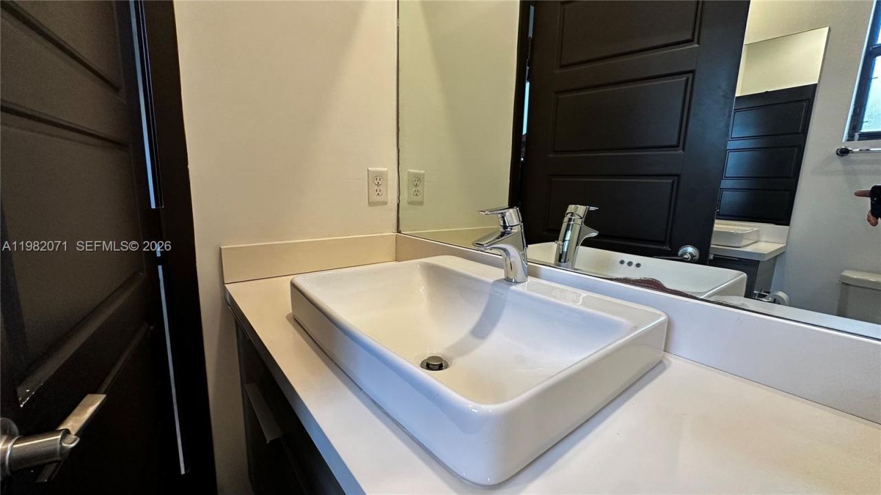 9155 NW 161st St , Miami Lakes, FL 33018 Photo