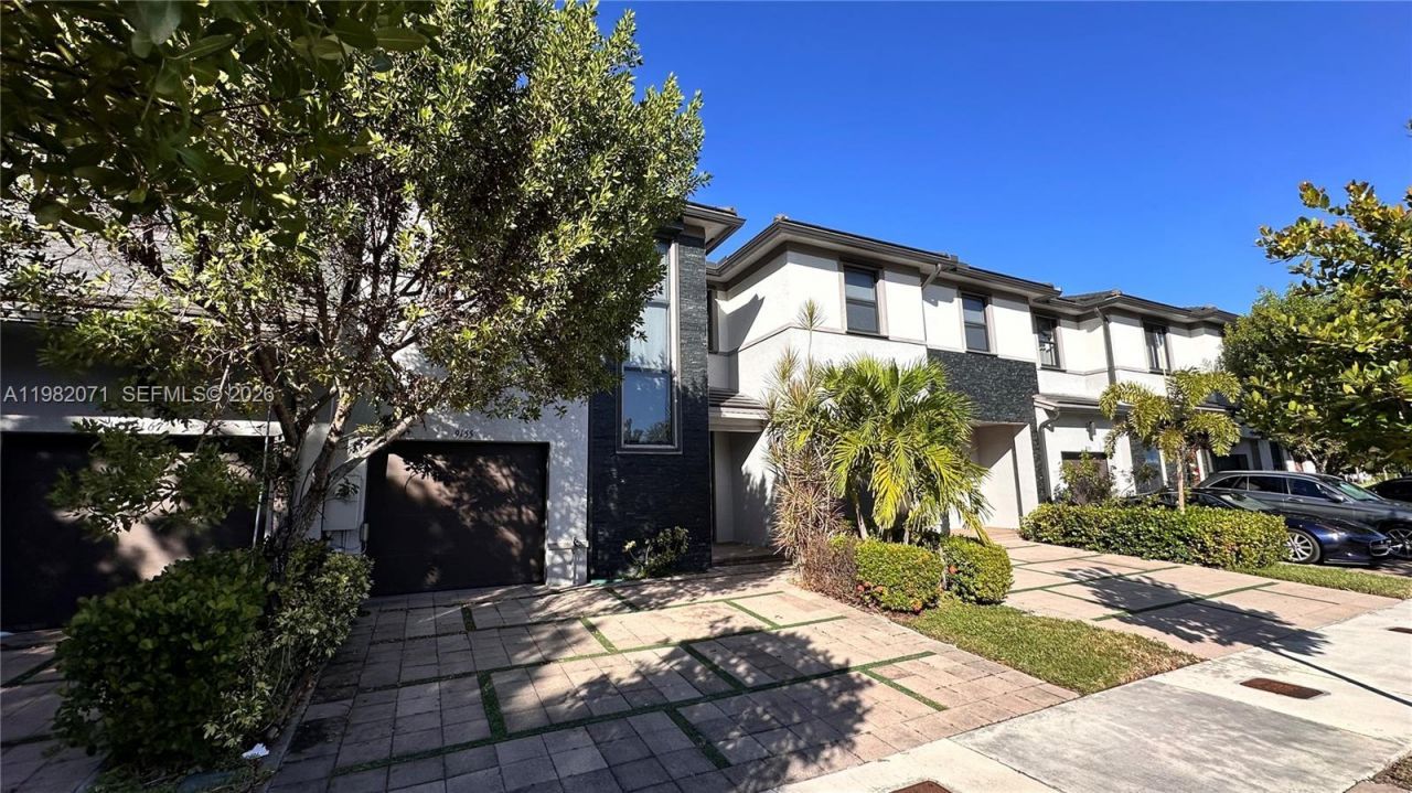 9155 NW 161st St , Miami Lakes, FL 33018 Photo