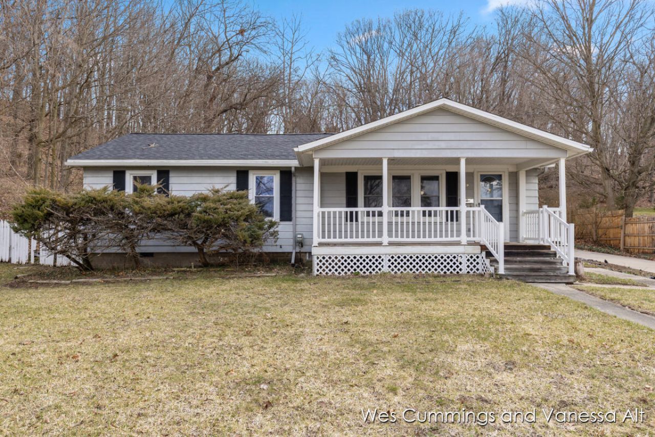 829 N Jefferson Street, Lowell, MI 49331 Main Photo