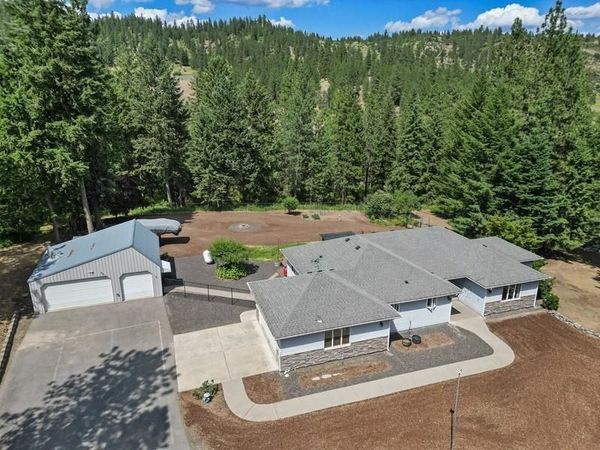 6920 N Harvard Rd, Newman Lake, WA 99025