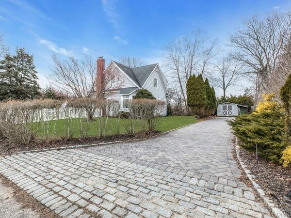 4 Wells Lane , Hampton Bays, NY 11946