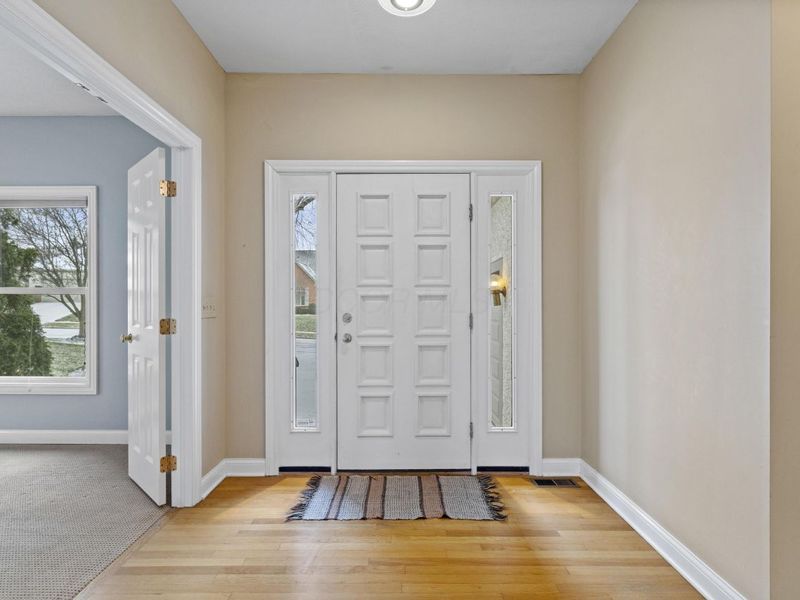 985 Linworth Village Drive, Columbus, OH 43235 Photo 4