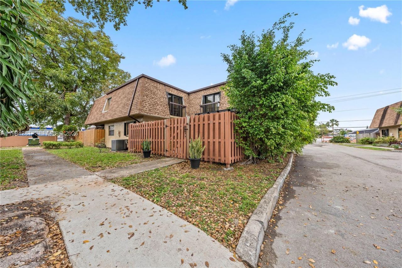 2415 W 67th Pl , Unit 8-11, Hialeah, FL 33016 Photo