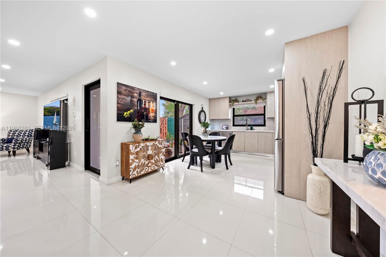 2415 W 67th Pl , Unit 8-11, Hialeah, FL 33016 Photo