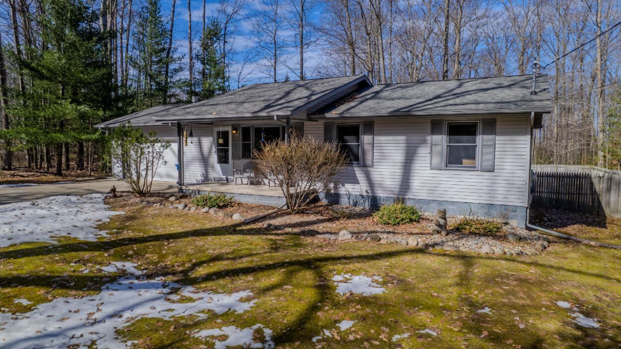 300 Crestview Road, Houghton Lake, MI 48629 Main Photo