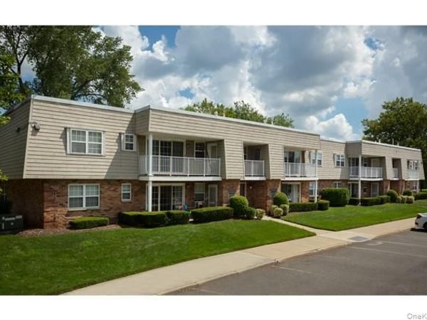 5 Westwood Drive , Unit 06, Westbury, NY 11590