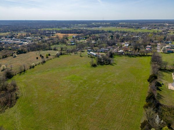 137 E Splitlog Avenue , Goodman, MO 64843