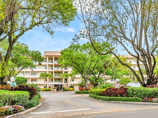 3970 Oaks Clubhouse Drive, Unit 401, Pompano Beach, FL 33069