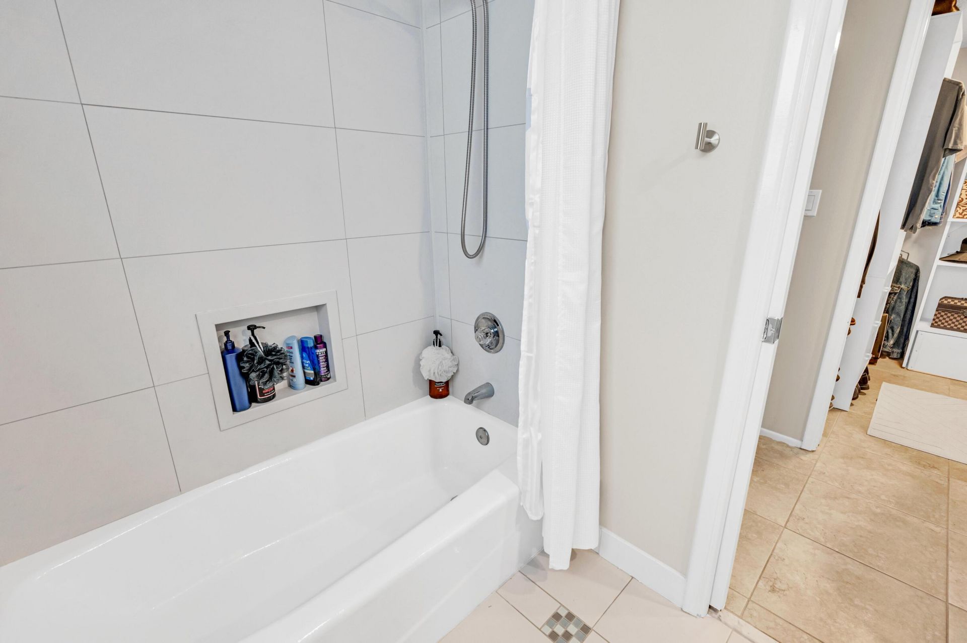 3970 Oaks Clubhouse Drive, Unit 401, Pompano Beach, FL 33069 Photo