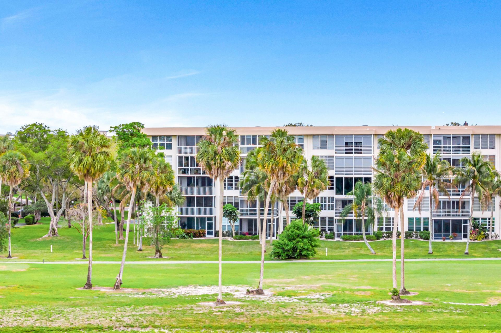 3970 Oaks Clubhouse Drive, Unit 401, Pompano Beach, FL 33069 Photo