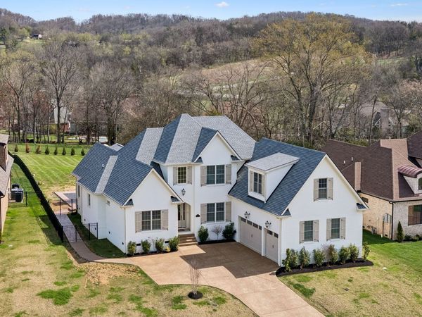 1010 Luxborough Dr, Hendersonville, TN 37075