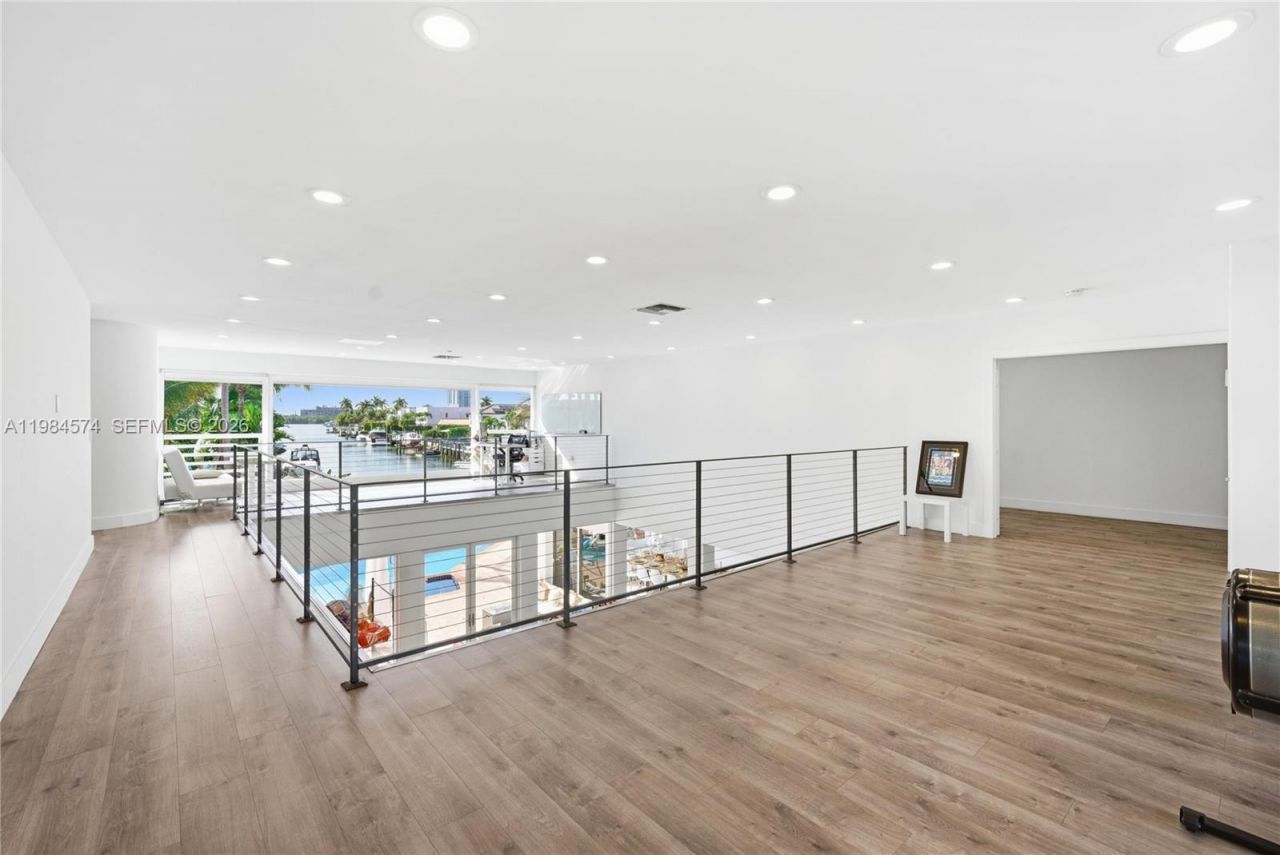 3401 NE 165th St, North Miami Beach, FL 33160 Photo