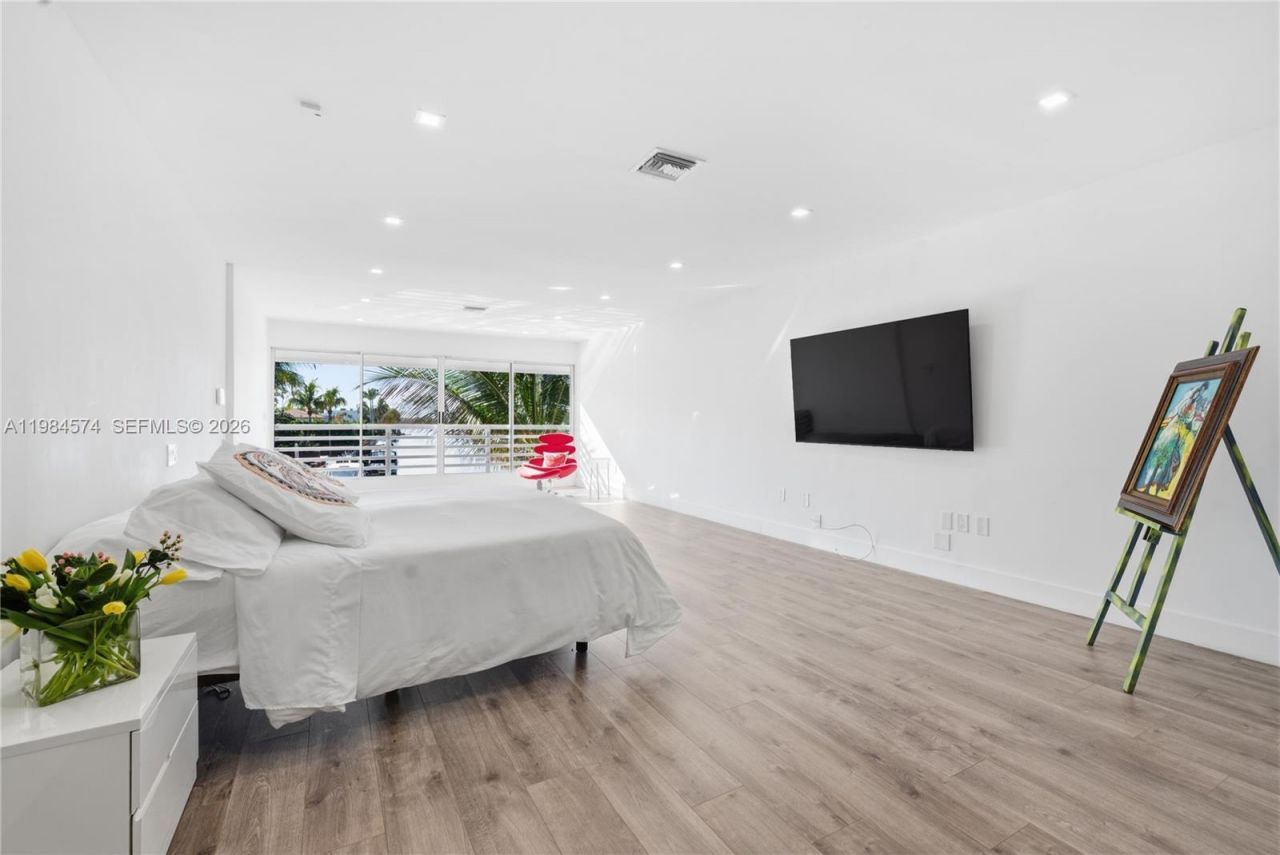 3401 NE 165th St, North Miami Beach, FL 33160 Photo