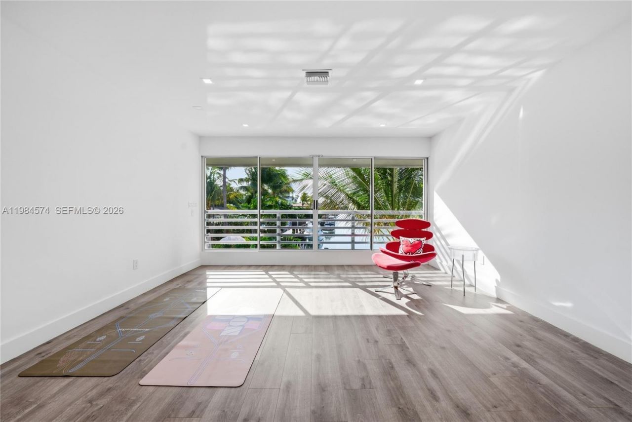 3401 NE 165th St, North Miami Beach, FL 33160 Photo
