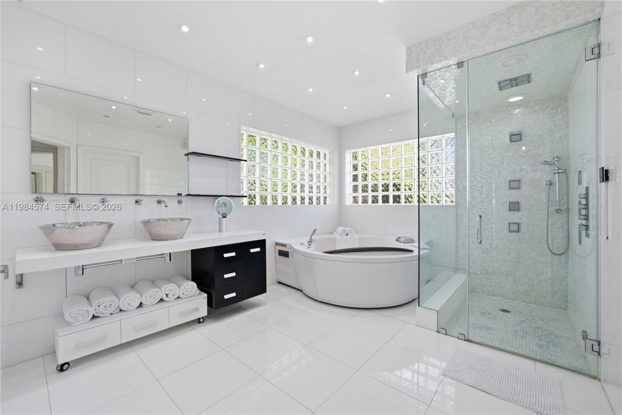 3401 NE 165th St, North Miami Beach, FL 33160 Photo