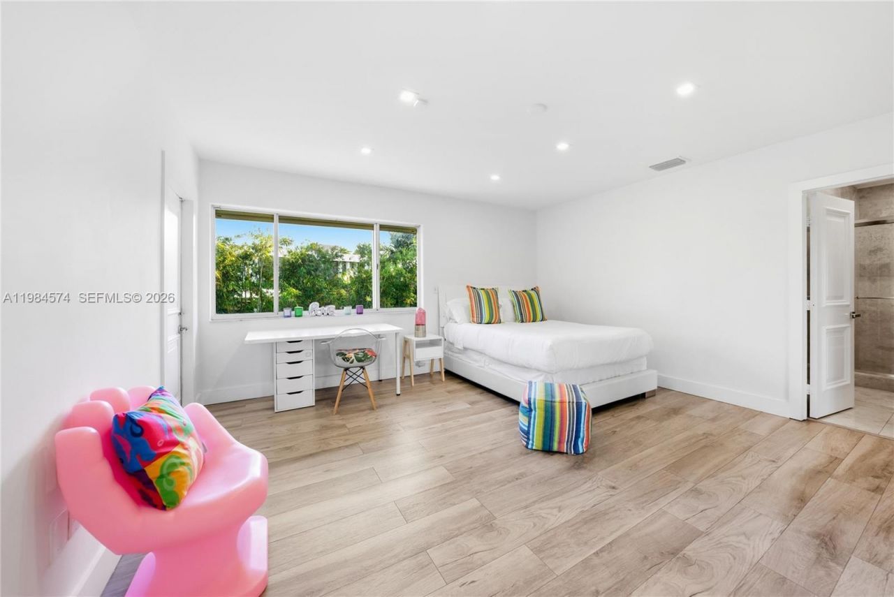 3401 NE 165th St, North Miami Beach, FL 33160 Photo