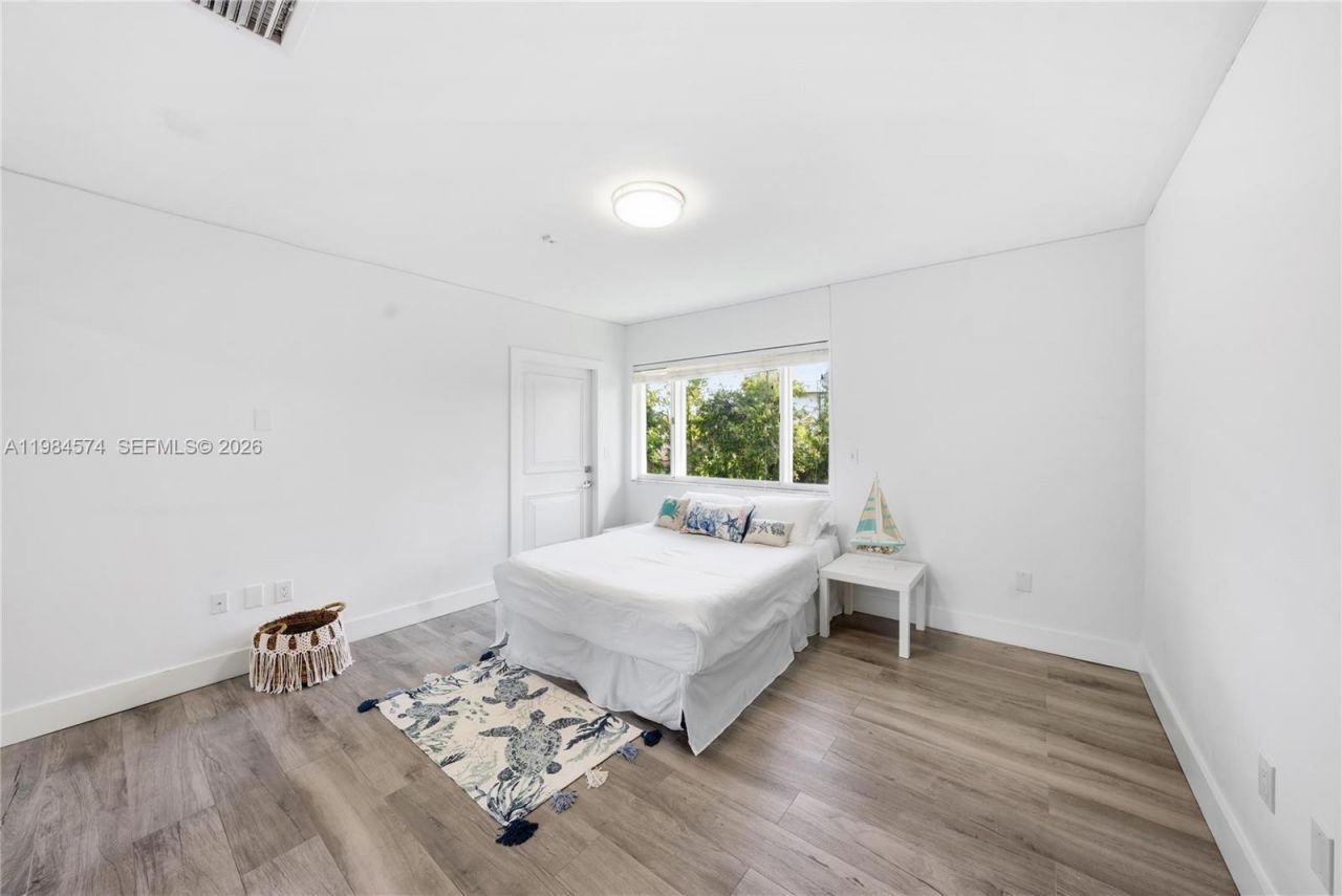 3401 NE 165th St, North Miami Beach, FL 33160 Photo