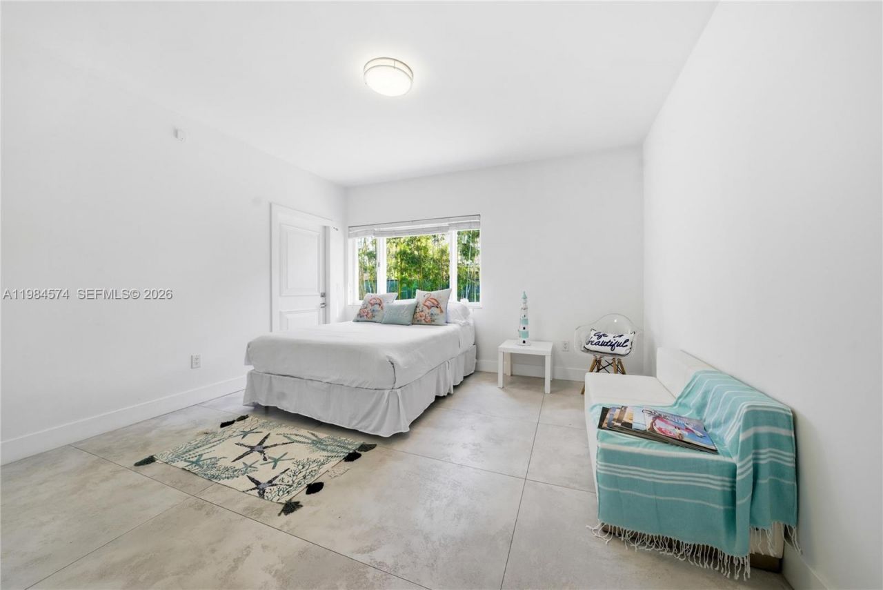 3401 NE 165th St, North Miami Beach, FL 33160 Photo