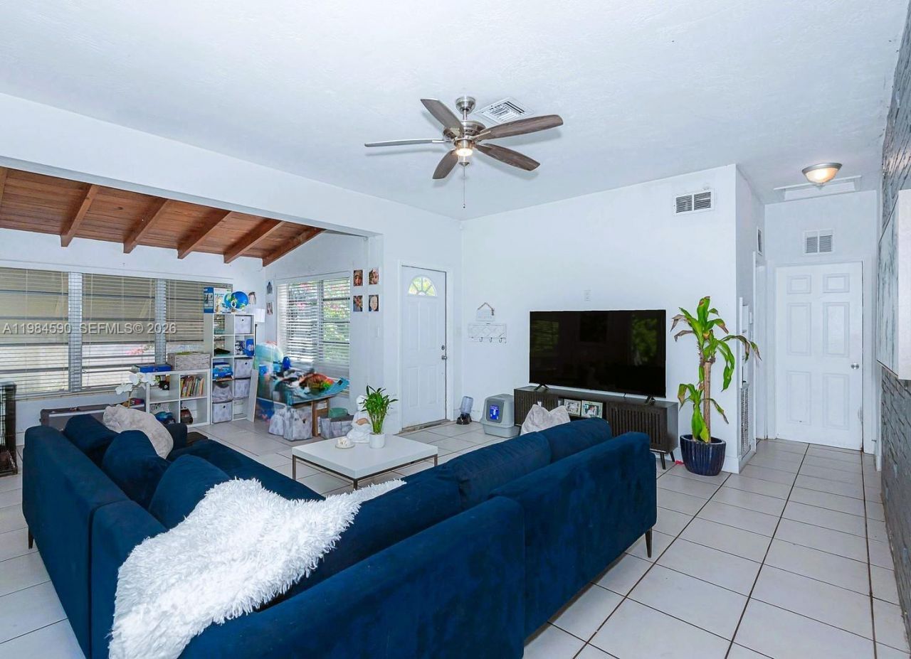 913 NE 4th St, Hallandale Beach, FL 33009 Photo
