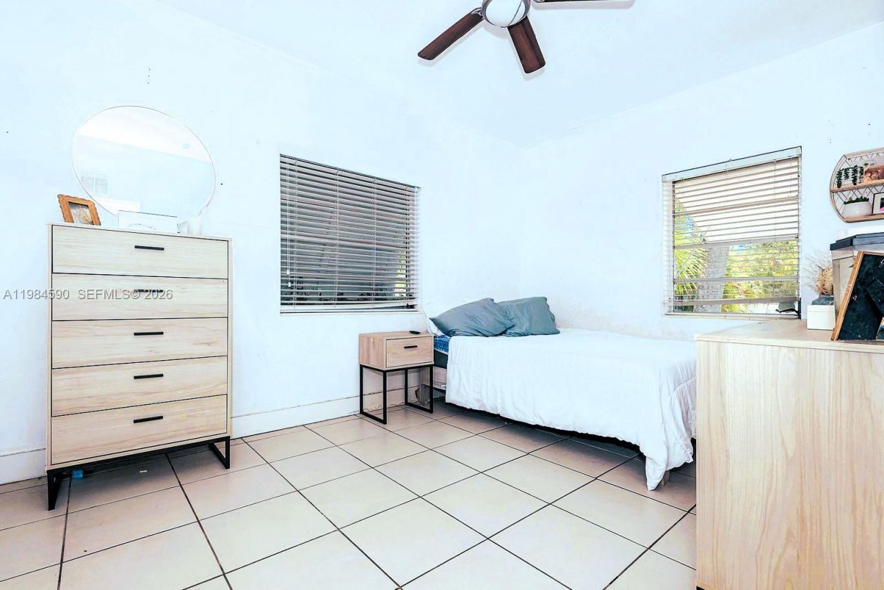 913 NE 4th St, Hallandale Beach, FL 33009 Photo