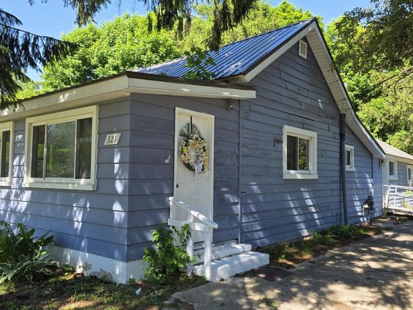 321 S 4th Street, Edmore, MI 48829