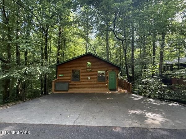 2036 Ridge Rd, Pigeon Forge, TN 37863