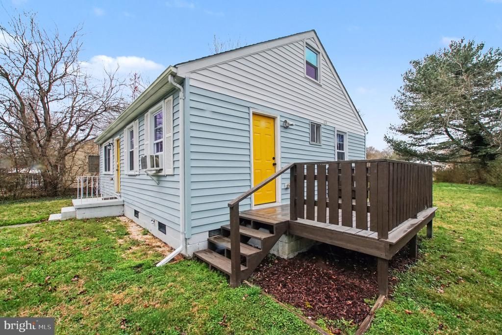 217 Locust Avenue, Colonial Beach, VA 22443 Main Photo