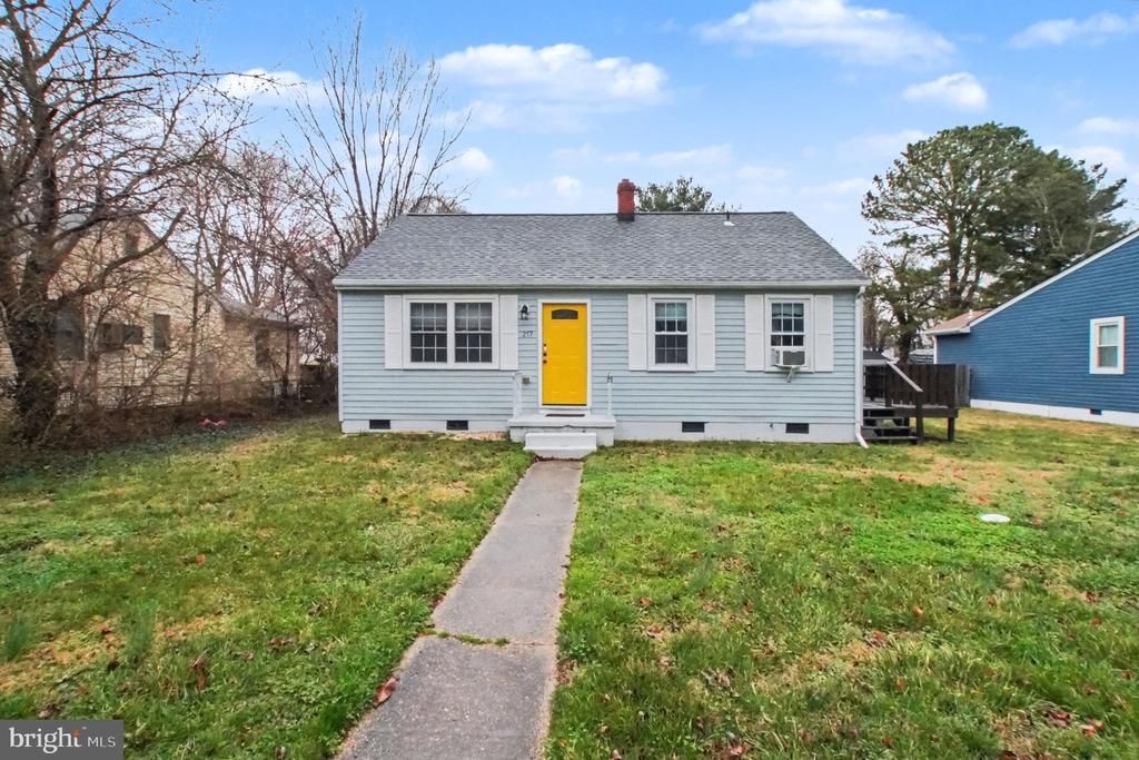 217 Locust Avenue, Colonial Beach, VA 22443 Main Photo